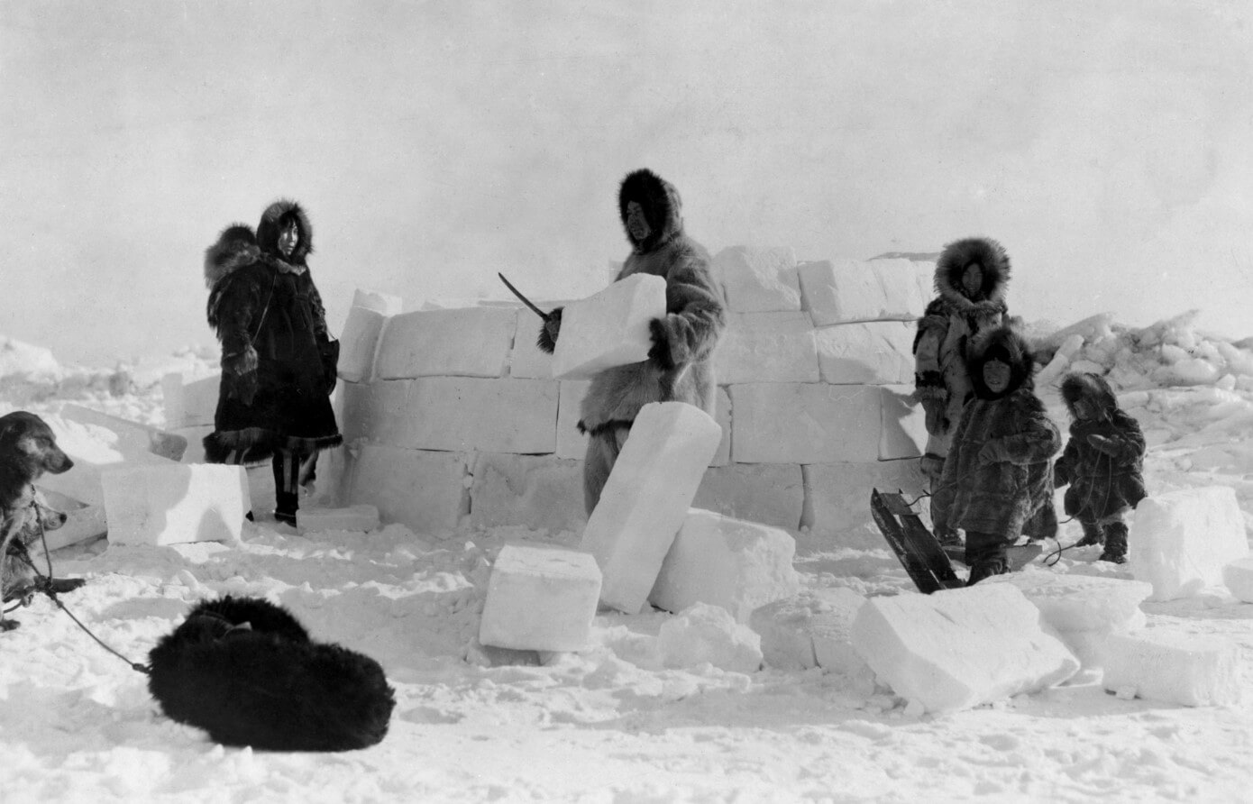 Как устроено иглу — дом эскимосов. Эскимосы строят иглу в 1924 году. Фото.