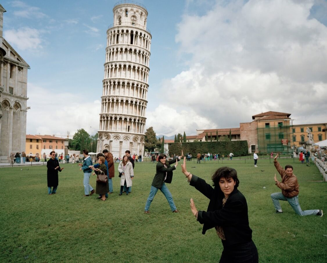 Почему Пизанская башня не падает. Каждый турист считает, что ему нужно сфотографироваться у Пизанской башни в такой позе. Фото.