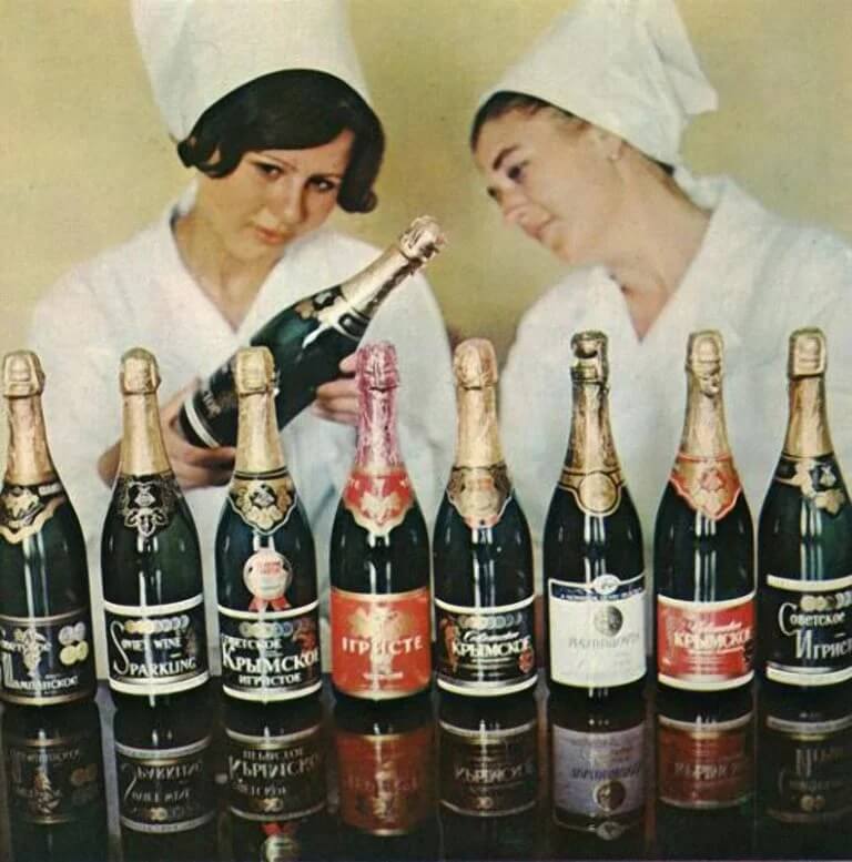 Почему люди пьют шампанское на Новый год. Советское шампанское начало появляться на столах в 1960-е годы. Фото.