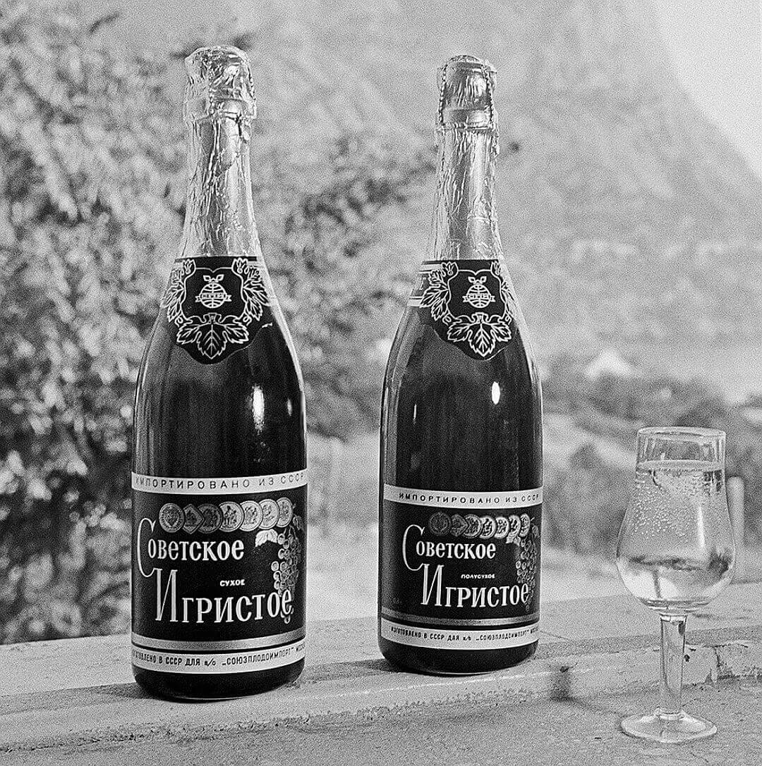 Почему люди пьют шампанское на Новый год. Советское шампанское считается по-своему вкусным. Фото.