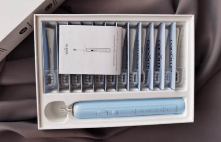 Электрическая зубная щётка со сменными насадками. В комплекте со щёткой идёт 12 сменных насадок и 3 года безусловной гарантии. Фото.