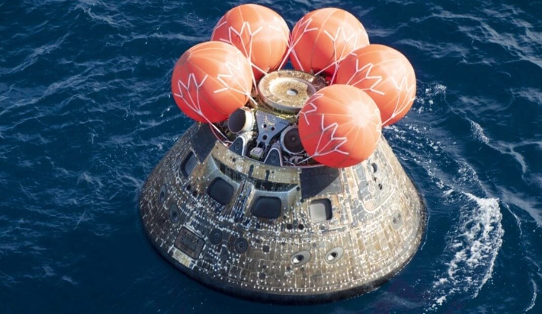 Космический корабль «Орион» облетел Луну и вернулся на Землю — все, что нужно знать. Космический корабль «Орион» в Тихом океане. Фото.