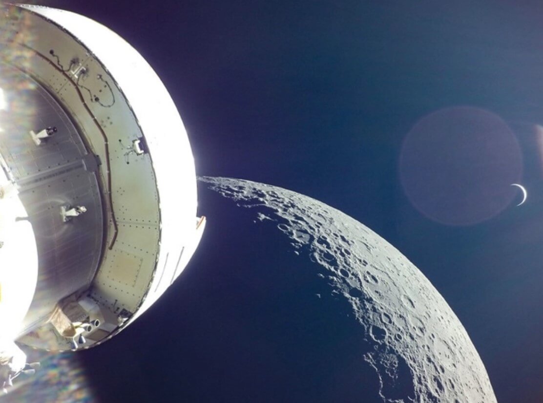 Полет корабля «Орион» вокруг Луны. Космический корабль «Орион» вблизи Луны. Фото.