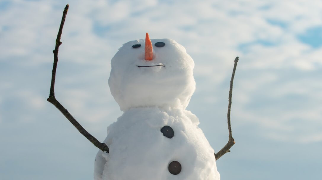 snowman wtf 2 lt;pgt;Когда зимой погода становится теплее и повышается влажность воздуха, снег на улице приобретает липкость, поэтому дети бегут играть в снежки и лепить снеговика. Это происходит каждый год - порой даже взрослые не отказывают себе в удовольствии и занимаются лепкой разных фигур из снега. При этом, никто даже не задумывается, с каких времен существует традиция лепки снеговика - люди просто видят это в детстве, понимают как это весело, и развлекаются на протяжении всей жизни. На самом деле, традиция лепить снеговика возникла в доисторические времена, а потом наши предки использовали снежных фигур для защиты от злых сил. Давайте прямо сейчас займемся расширением кругозора и узнаем, откуда пришла традиция лепить снеговика - все не так просто, как может показаться на первый взгляд.