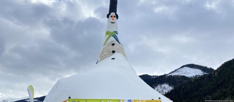 Самый большой снеговик в мире. Самый большой снеговик в мире был слеплен в Австрии в 2020 году. Фото.