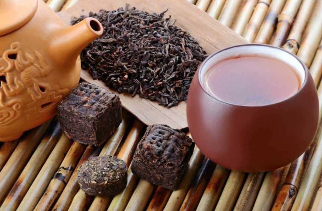 Как делают чай пуэр. Листья чая пуэр — обычно чай продается в прессованном виде. Фото.