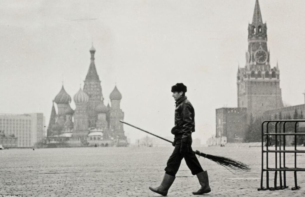 Фотографии Геннадия Бодрова. Дворник, идущий по Красной площади. Фото.