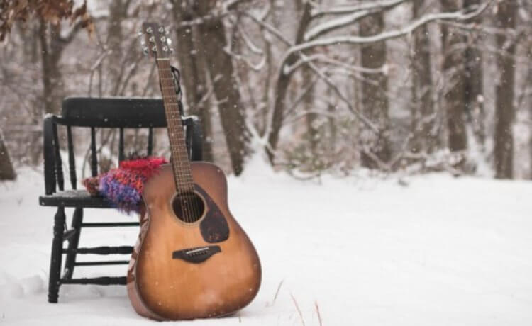 Повреждение музыкальных инструментов на морозе. Гитару нельзя оставлять на холоде, иначе она станет непригодной для использования. Фото.