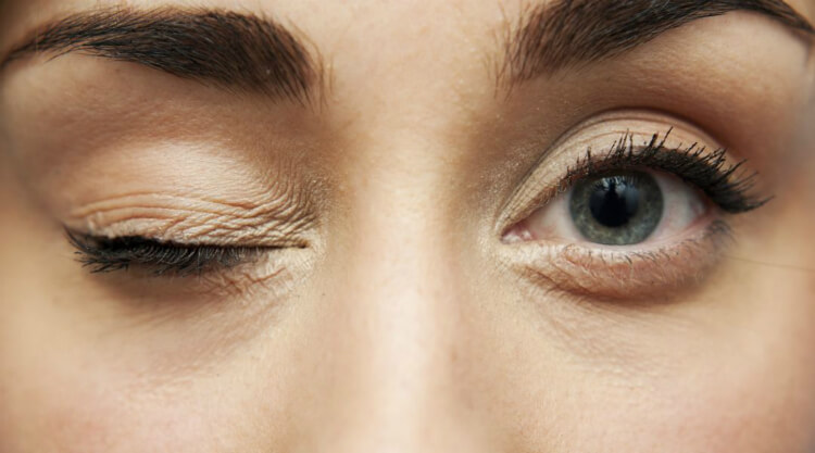 Почему дергается глаз и что делать в такой ситуации? Существуют разные причины, из-за которых дергается глаз, среди них есть и смертельно опасные заболевания. Фото.