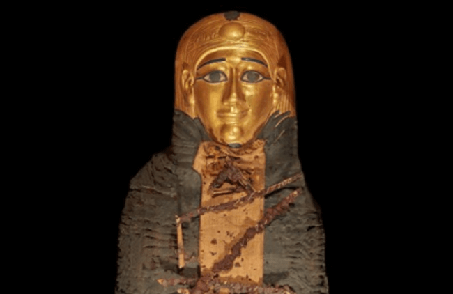 Ученые обнаружили мумию с золотыми изделиями внутри, обеспечивавшими «магическую защиту». Фото.