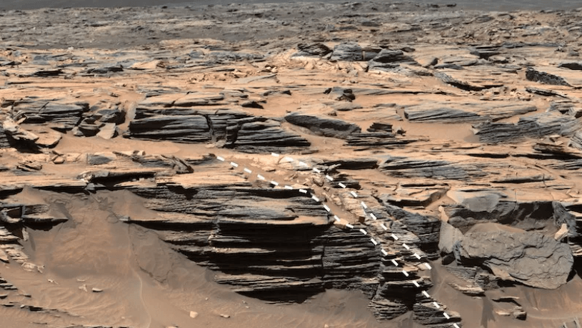 В породах Марса содержится опал. Ученые обнаружили светлые «ореолы» вдоль разломов на поверхности Марса. Фото.