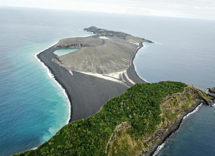 Хунга Тонга-Хунга Хаапай: новый остров в Тихом океане. Образованный в 2015 году остров Хунга-Тонго. Фото.