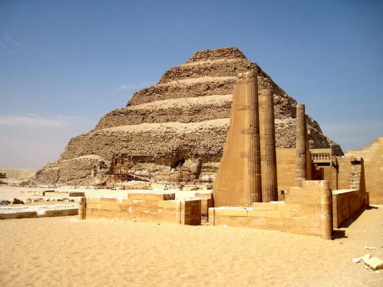 Древний свиток с магическими заклинаниями. Пирамида Джосера — древнейшее из каменных строений. Фото.