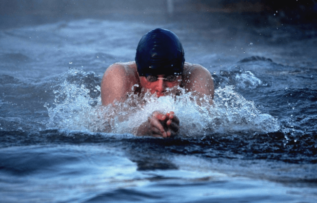 Плавать в открытых водоемах опасно даже хорошим пловцам с крепким здоровьем. Фото.