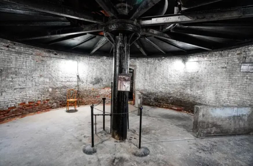 Тюрьма-музей и ее фотографии. Вид на вращающийся механизм в подвале тюрьмы. Фото.
