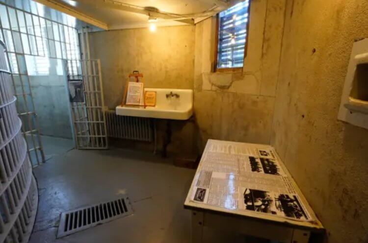 Тюрьма-музей и ее фотографии. Интерьер камеры вращающейся тюрьмы. Фото.