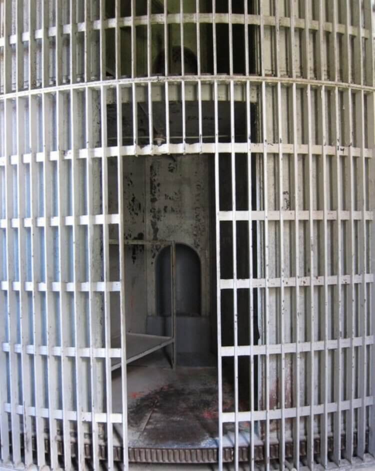 Самая строгая тюрьма в истории. Единственный выход из вращающейся тюрьмы. Фото.
