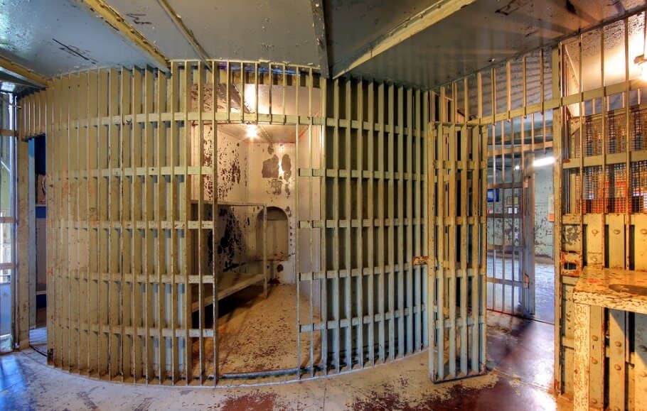Самая опасная тюрьма для заключенных. Страшно подумать, что произойдет с человеком, чья рука застрянет между решеткой. Фото.