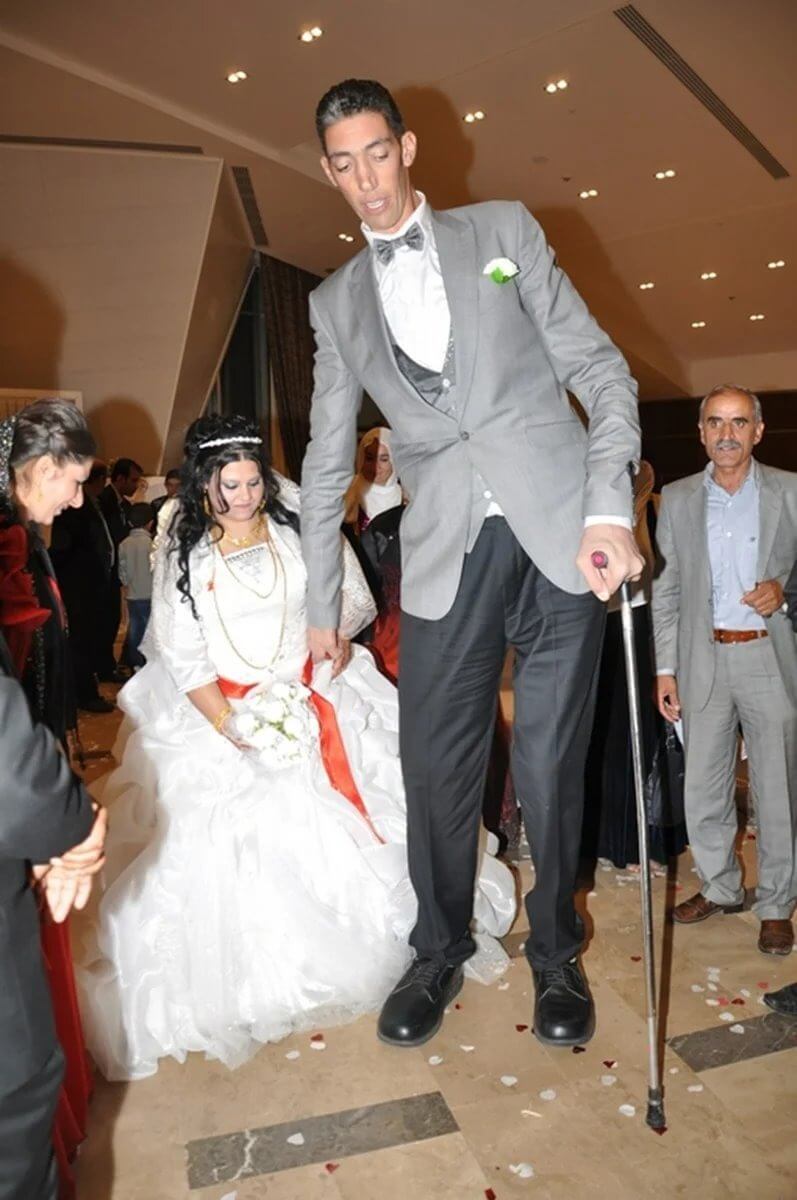 Самый высокий человек 2023 года — Султан Кесен. Султан Кесен на своей свадьбе. Фото.