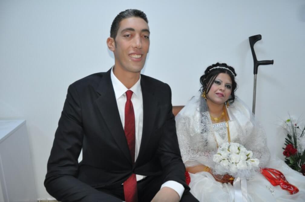 Самый высокий человек 2023 года — Султан Кесен. Султан Кесен с бывшей женой Мервой Дибо. Фото.