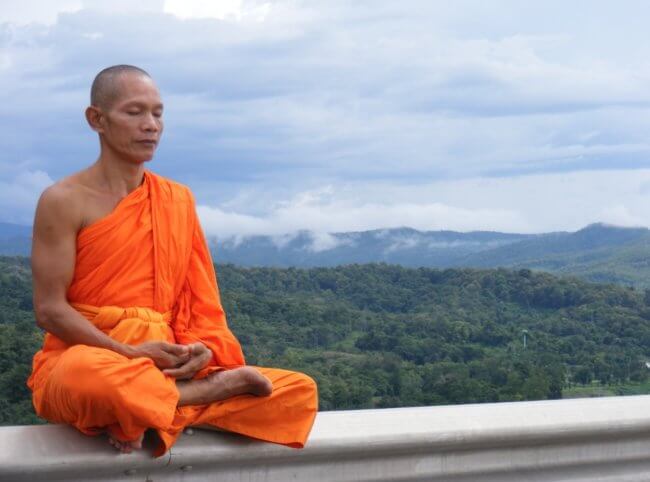 Ученые рассказали, как медитация делает монахов здоровее обычных людей. Фото.