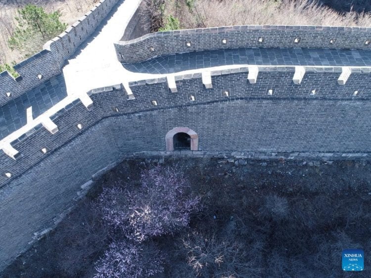 Потайные ходы в Китайской стене. Один из тайных выходов из Китайской стены. Фото.
