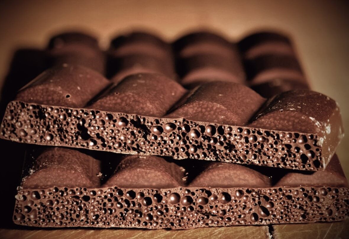 От чего зависит вкус шоколада. Зачастую пористый шоколад кажется людям вкуснее обычного. Фото.