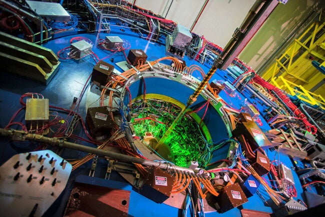 Ученые наблюдали новый вид квантовой запутанности внутри атомных ядер. Фото.
