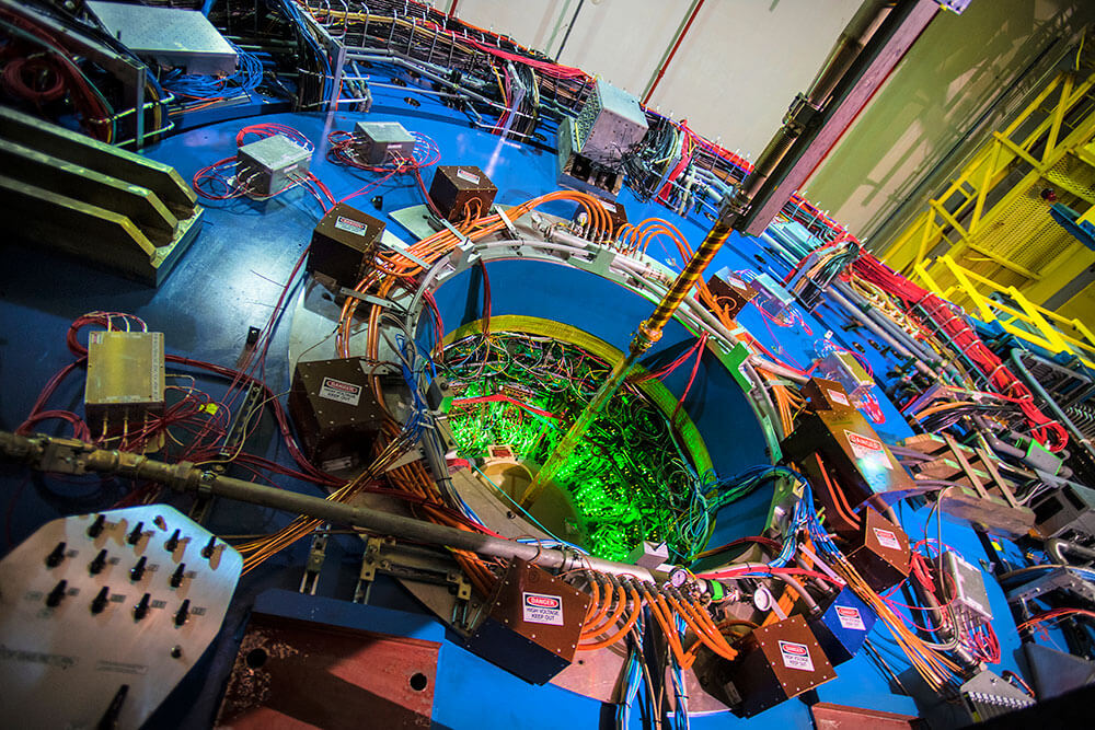 Ученые наблюдали новый вид квантовой запутанности внутри атомных ядер. Коллайдер тяжелых ионов (RHIC) позволяет отслеживать частицы, возникающию в результате столкновений в центре детектора. Фото.