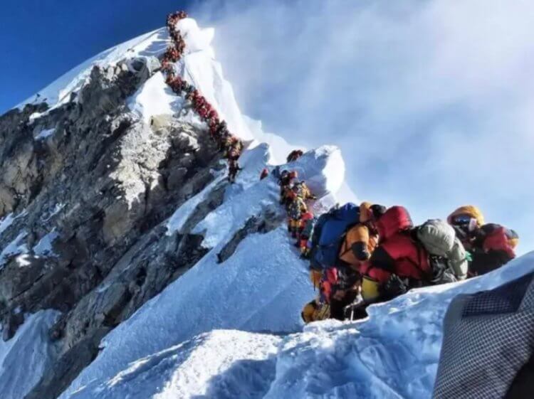 Последствия кислородного голодания. Смертельно опасная «пробка» у вершины Эвереста. Фото.