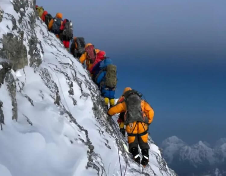 Последствия кислородного голодания. Во время подъема на Эверест, у людей многократно увеличивается риск сердечного приступа. Фото.