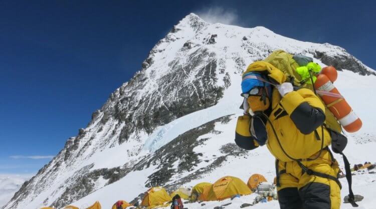 Почему люди умирают на Эвересте. От губительного воздействия «зоны смерти» не могут спасти ни кислородные баллоны, ни специальная одежда. Фото.