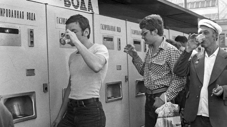 Автоматы с газировкой в СССР. Чтобы очереди шли быстрее, в одном месте устанавливалось сразу несколько автоматов. Фото.