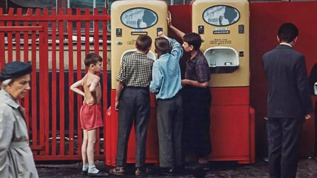 Автоматы с газировкой в СССР. Газировку из автоматов любили как взрослые, так и дети. Фото.