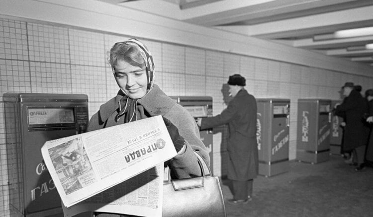 Автоматы с газетами в СССР. В свое время газетные автоматы тоже пользовались большой популярностью. Фото.