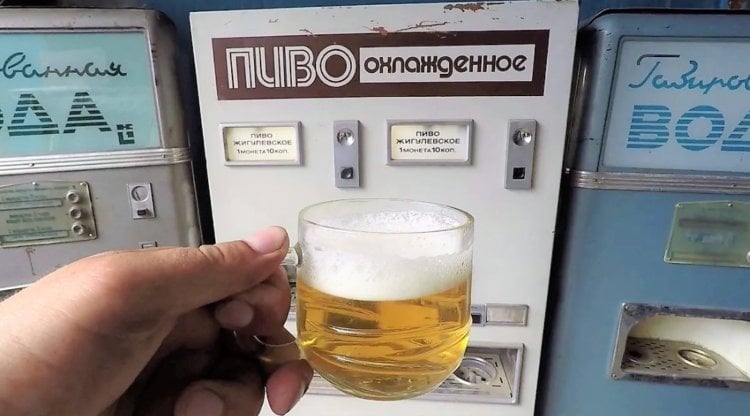 Автоматы с пивом в СССР. За раз автомат наливал одну кружку пива. Фото.