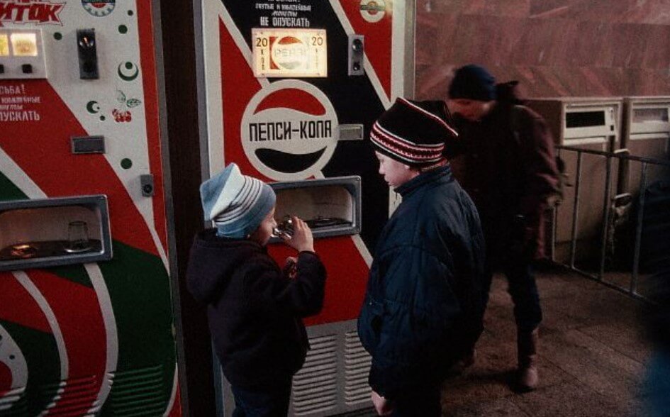 Автоматы с газировкой в СССР. Со временем в городах появились автоматы с «Пепси-колой» , которая стоила дороже обычной газировки. Фото.