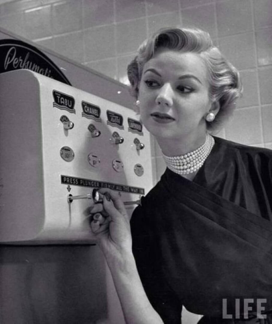 Когда в СССР появились торговые автоматы. Аппарат с парфюмом. Фото.