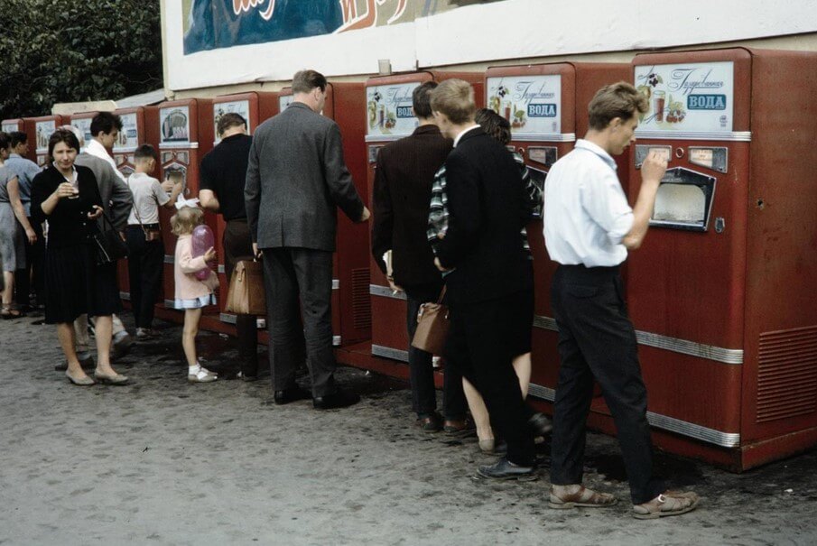 Автоматы с газировкой в СССР. За газировкой выстраивались большие очереди. Фото.