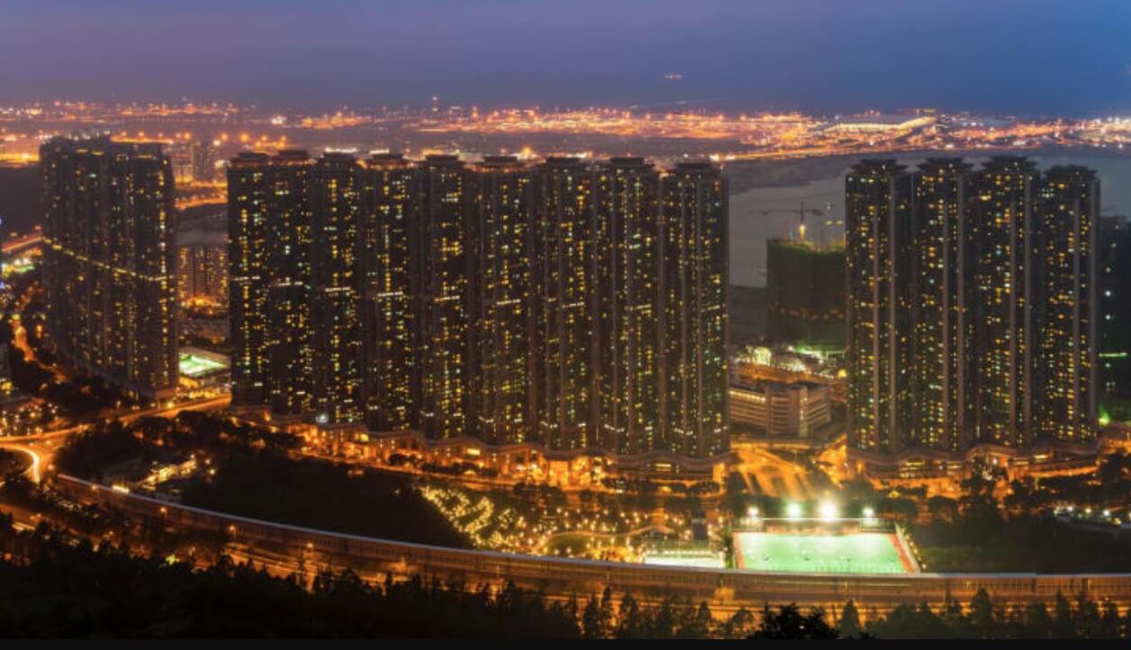 hole house 5 lt;pgt;Гонконг - это огромный город, в котором живет более 7,4 миллиона человек. Он уже давно занимает первое место по ожидаемой продолжительности жизни, и считается лидером по количеству небоскребов. Именно об архитектуре этого города пойдет речь в этой статье. Если вам удалось побывать в Гонконге или хотя бы увидеть фотографии этого города, вы могли заметить, что посередине некоторых домов там есть большие отверстия. Например, такая отличительная особенность имеется у жилого комплекса Рипалс-Бей (Repulse Bay), который был построен в 1986 году и на сегодняшний день является очень популярным среди богачей местом. Существует легенда, что „дыры“ в зданиях Гонконга были сделаны для того, чтобы через них могли пролетать драконы, которые пользуются в Китае большим уважением. Это интересная версия, однако, у этих отверстий есть и более приближенная к реальности функция.