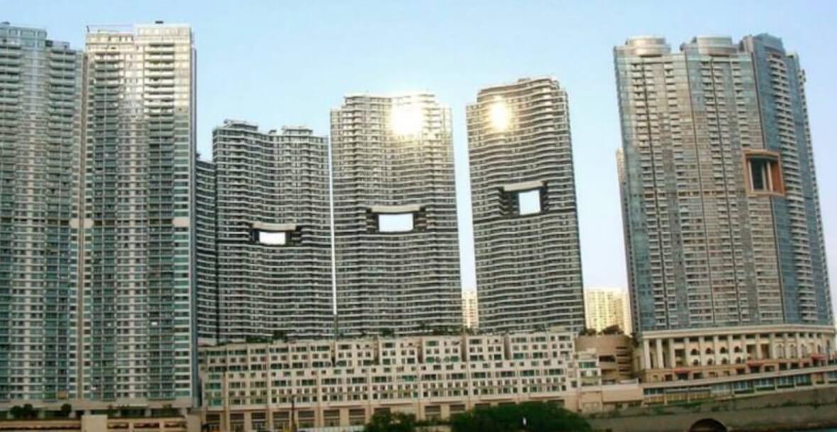 hole house 6 lt;pgt;Гонконг - это огромный город, в котором живет более 7,4 миллиона человек. Он уже давно занимает первое место по ожидаемой продолжительности жизни, и считается лидером по количеству небоскребов. Именно об архитектуре этого города пойдет речь в этой статье. Если вам удалось побывать в Гонконге или хотя бы увидеть фотографии этого города, вы могли заметить, что посередине некоторых домов там есть большие отверстия. Например, такая отличительная особенность имеется у жилого комплекса Рипалс-Бей (Repulse Bay), который был построен в 1986 году и на сегодняшний день является очень популярным среди богачей местом. Существует легенда, что „дыры“ в зданиях Гонконга были сделаны для того, чтобы через них могли пролетать драконы, которые пользуются в Китае большим уважением. Это интересная версия, однако, у этих отверстий есть и более приближенная к реальности функция.