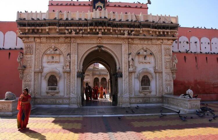 Шри Карни Мата — храм крыс в Индии. Вход в храм Шри Карни Мата. Фото.