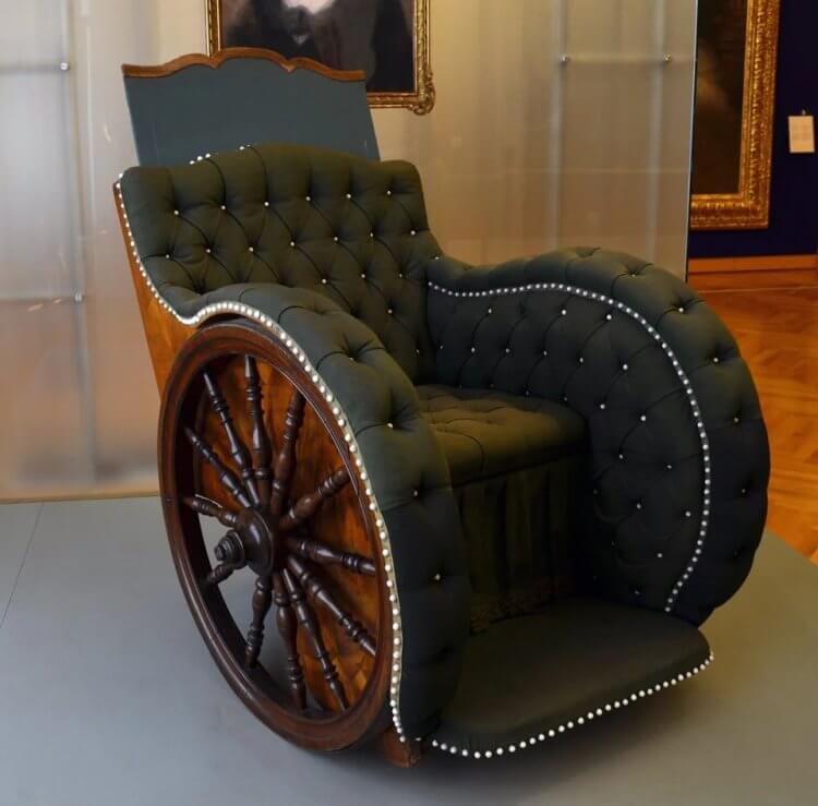 Старинная инвалидная коляска. Инвалидная коляска 1740 года. Фото.