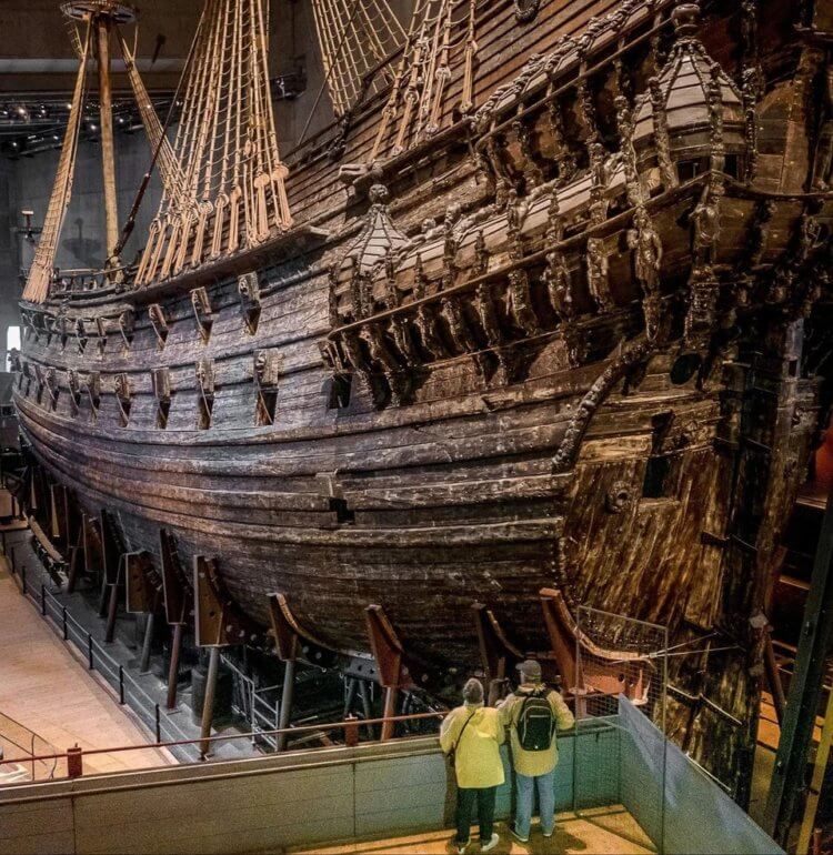 Шведский корабль Vasa в музее Стокгольма. Военный корабль Швеции 17 века. Фото.