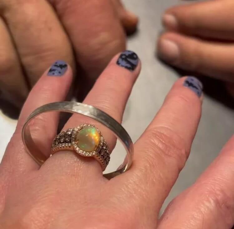 Человек с самыми большими руками. Обручальное кольцо Джеффа Дейба тоже имеет впечатляющие размеры. Фото.