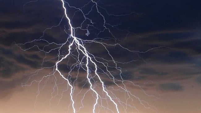 Что такое молниеотвод? Молния — электрический искровой разряд в атмосфере, обычно может происходить во время грозы, проявляющийся яркой вспышкой света и сопровождающим её громом. Фото.