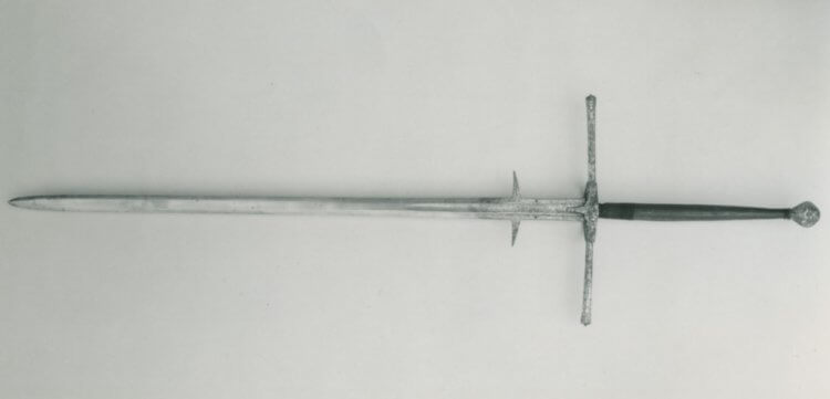 Средневековое убийство раскрыто. Типичный средневековый меч. Фото.