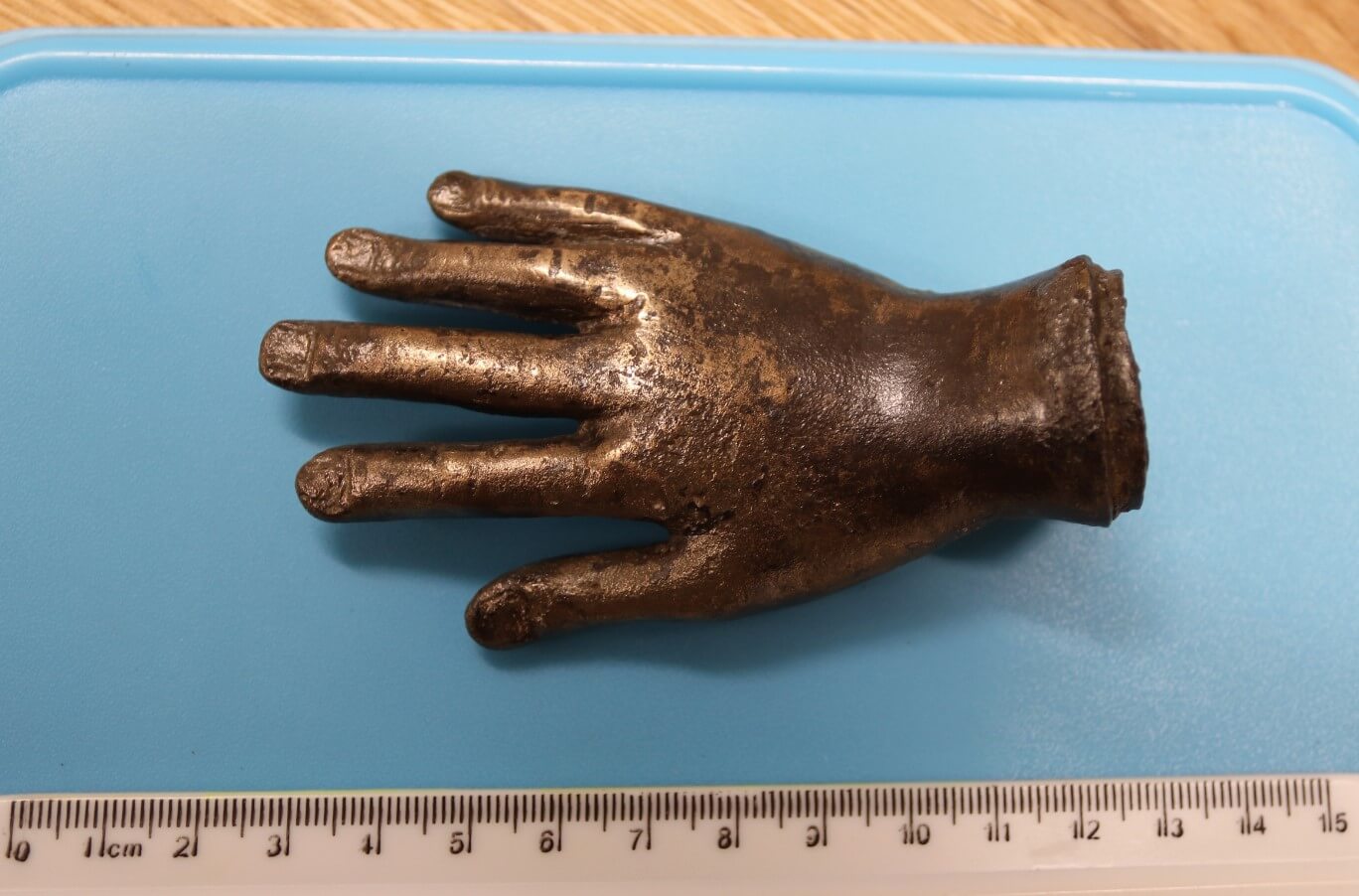 Редкая бронзовая рука в Англии. Очищенная бронзовая рука, которая отлично сохранилась. Фото.