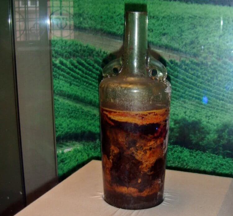 Самое древнее вино в мире возрастом 1700 лет. Бутылка древнеримского вина возрастом 1700 лет. Фото.
