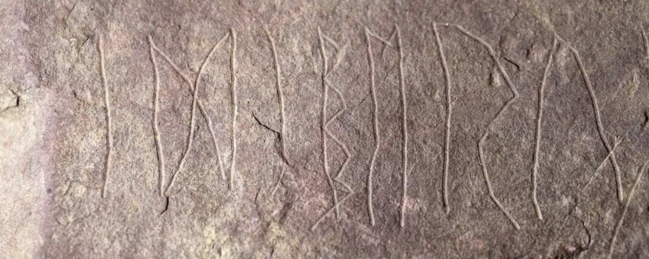 В Норвегии найден старинный камень с загадочным словом. Руны, высеченные на камне почти 2000 лет назад, складываются в слово «идиберуг». Фото.